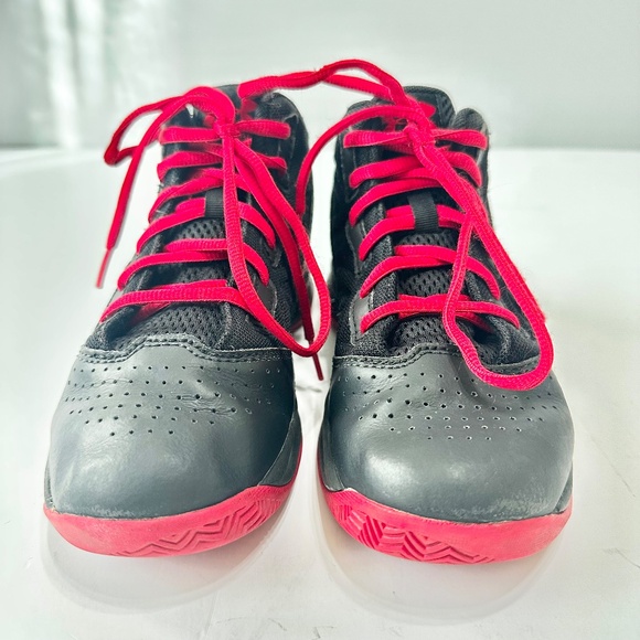 Under Armour Boys Basketball Shoes Size 2 Youth Black Red High Top Sneakers - Picture 3 of 8